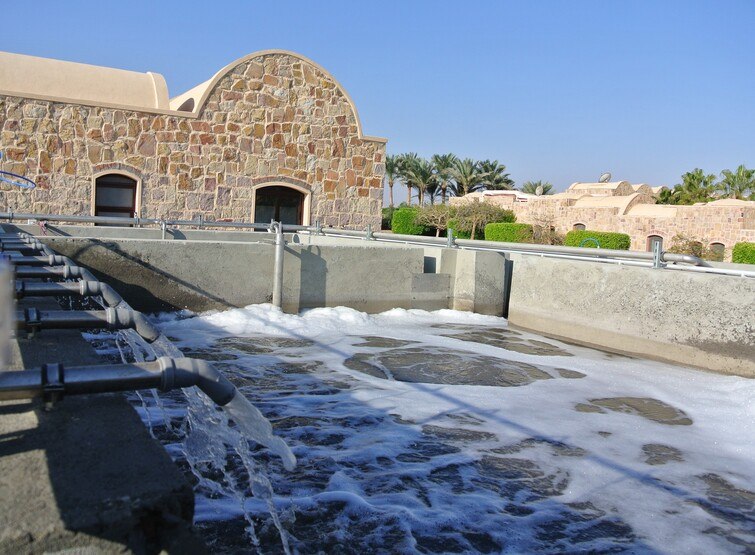 Im Mövenpick-Hotel El Quseir am Roten Meer in Ägypten wurde eine dezentrale voll-biologische Kläranlage COMPACTmini mit anschließender Wasseraufbereitung installiert. 